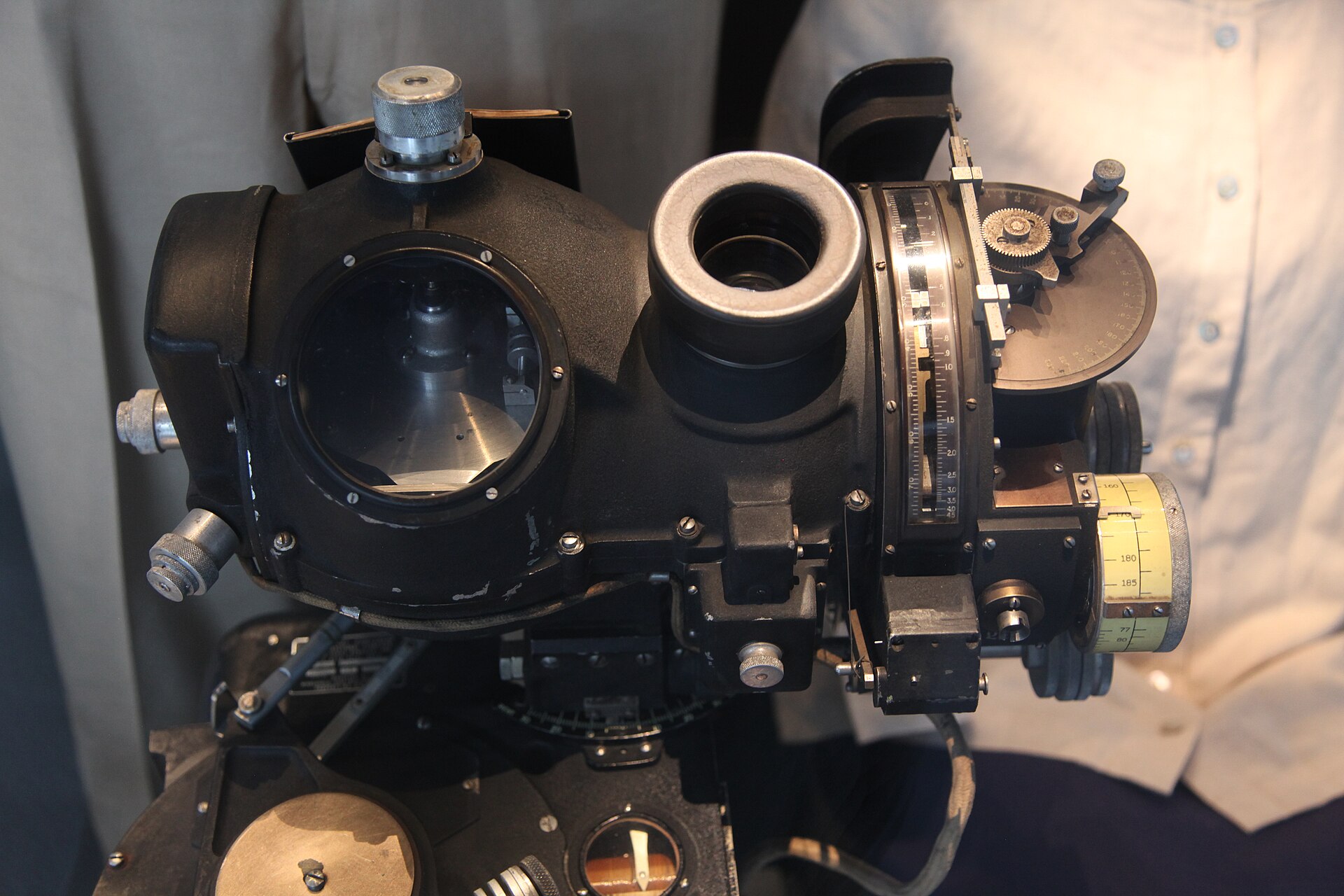 A Norden mechanical bombsight displayed in a museum